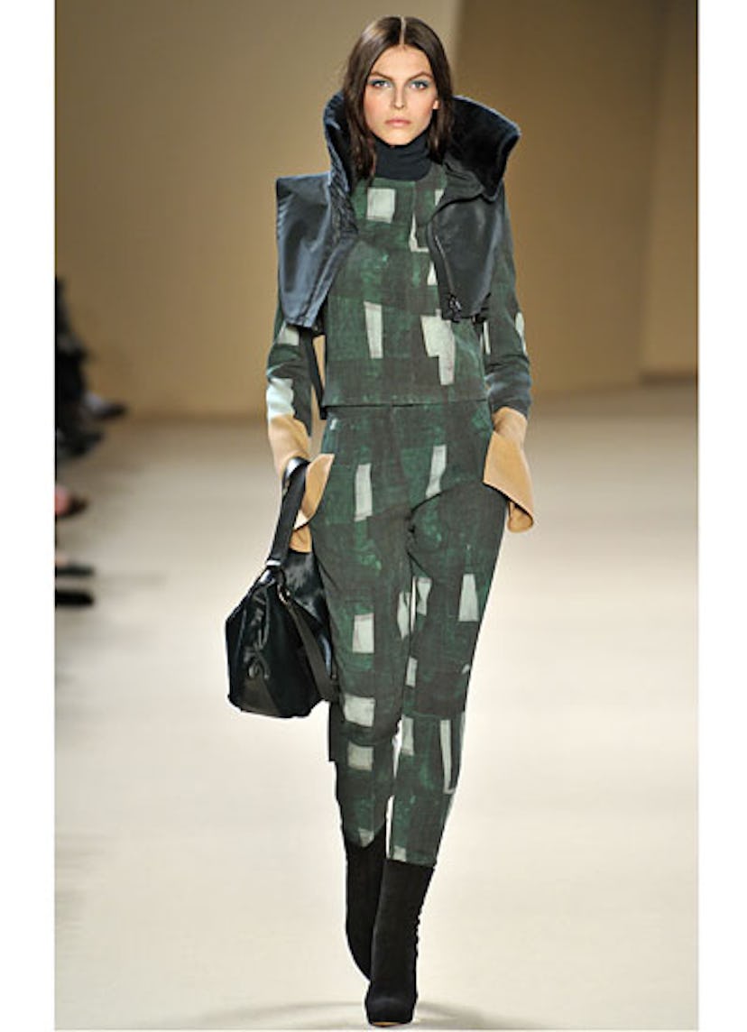 fass-akris-fall-2012-runway-01-v.jpg