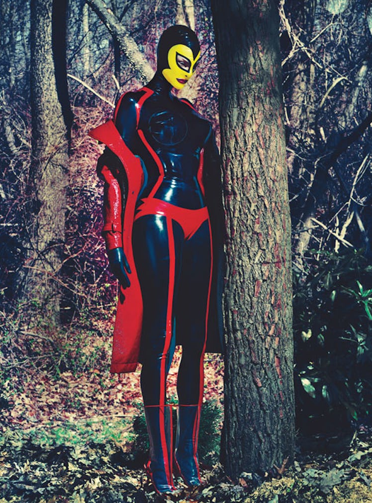 fass-linda-evangelista-steven-klein-superhero-02-l.jpg