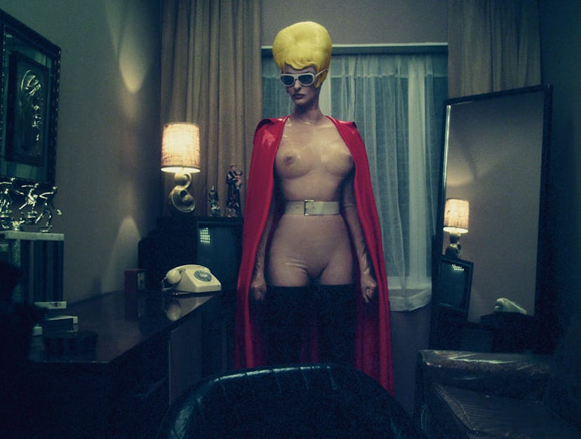 fass-linda-evangelista-steven-klein-superhero-01-l.jpg