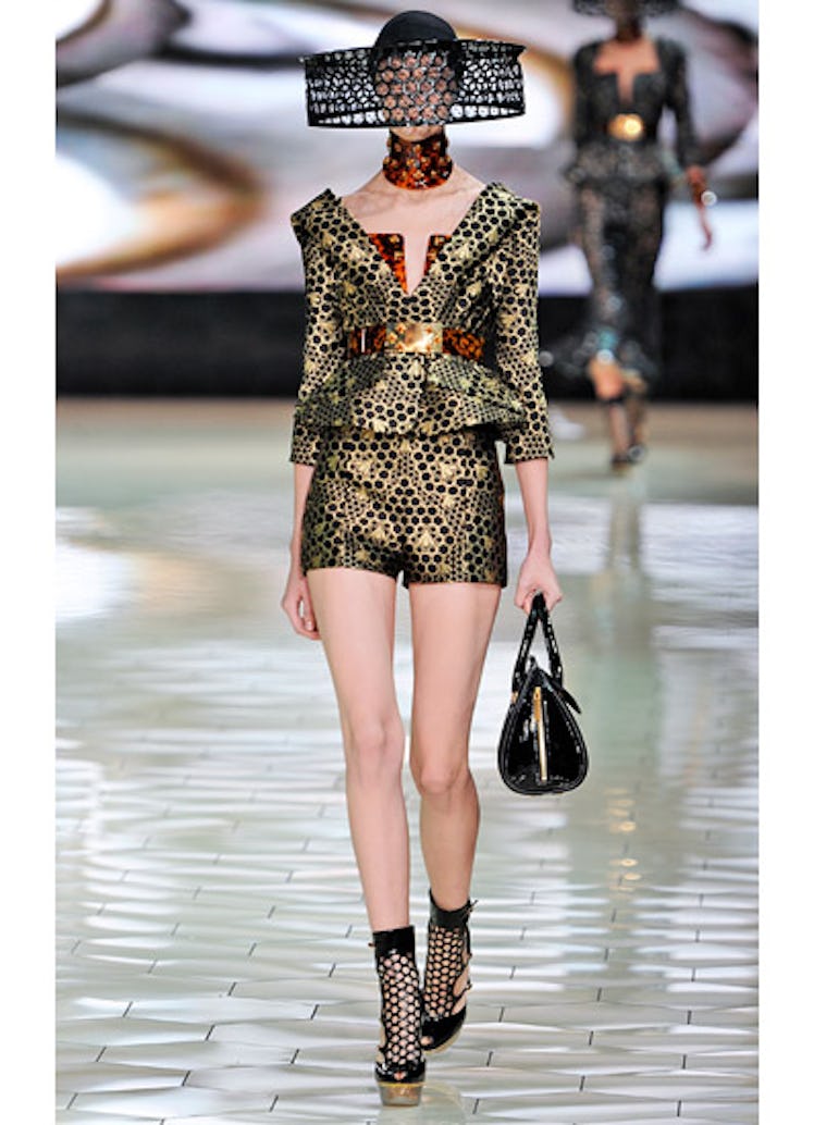 fass-alexander-mcqueen-spring-2013-runway-08-v.jpg