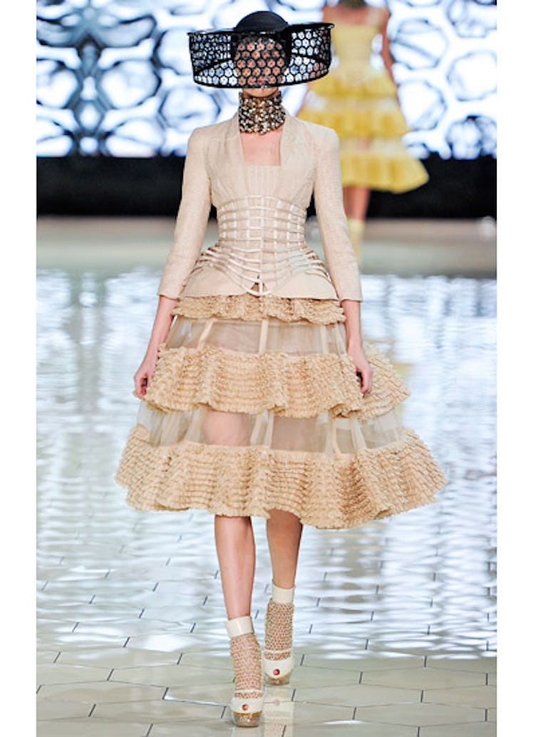 fass-alexander-mcqueen-spring-2013-runway-13-v.jpg