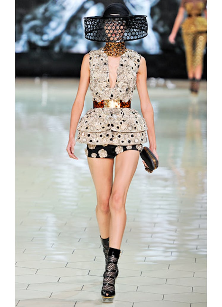 fass-alexander-mcqueen-spring-2013-runway-18-v.jpg