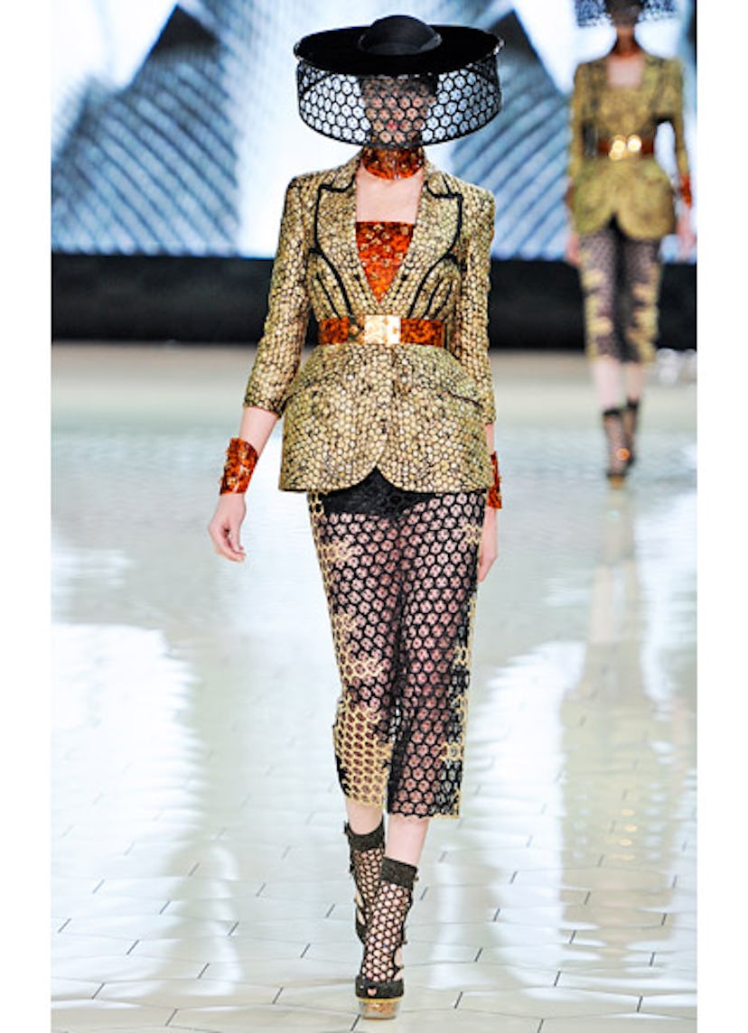 fass-alexander-mcqueen-spring-2013-runway-01-v.jpg