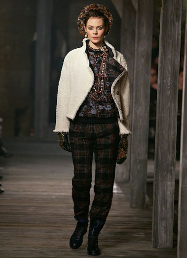 fass-chanel-pre-fall-2013-runway-11-v.jpg