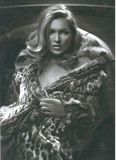 Kate Moss is Proudly Naked at 43 and Going Strong as Fashion’s Reigning