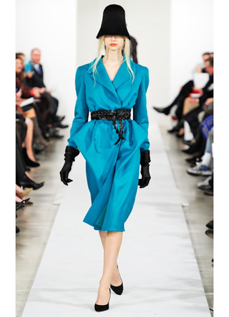 fass-de-la-renta-fall-2013-runway-01-v.jpg