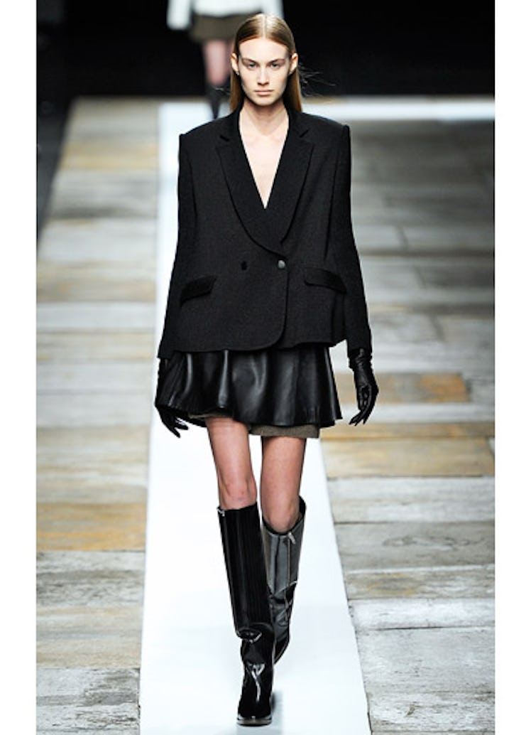 fass-theyskens-theory-fall-2013-runway-02-v.jpg