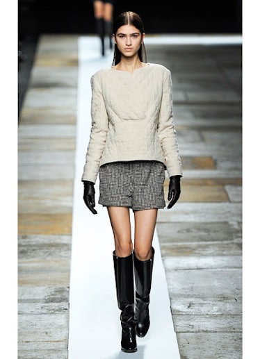 fass-theyskens-theory-fall-2013-runway-04-v.jpg