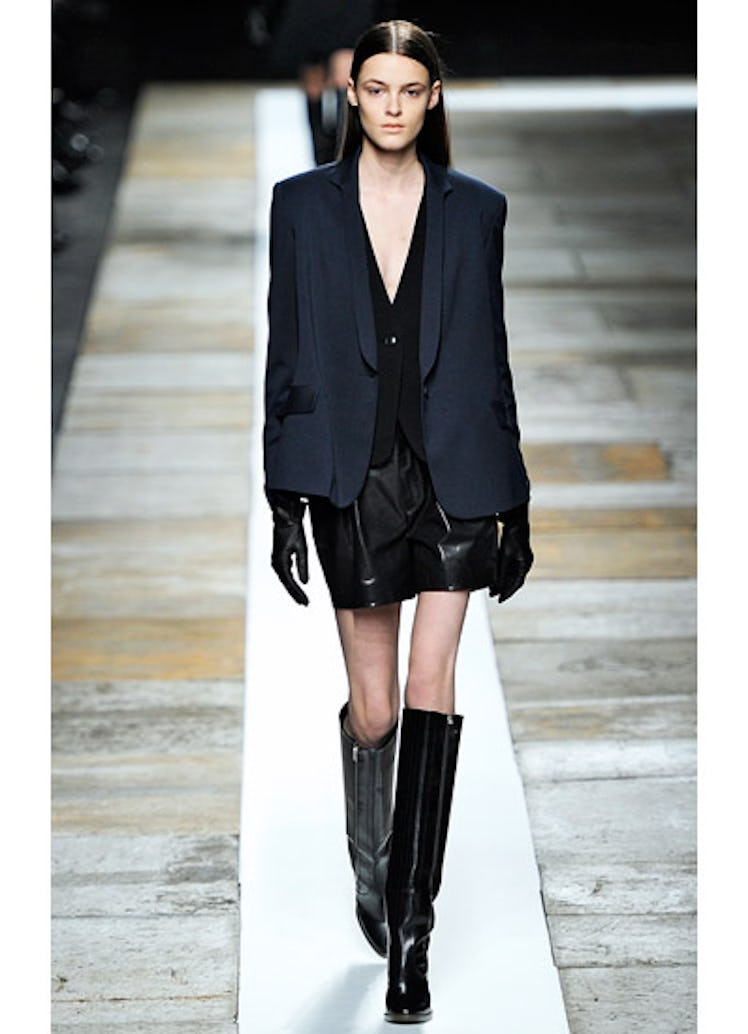 fass-theyskens-theory-fall-2013-runway-06-v.jpg