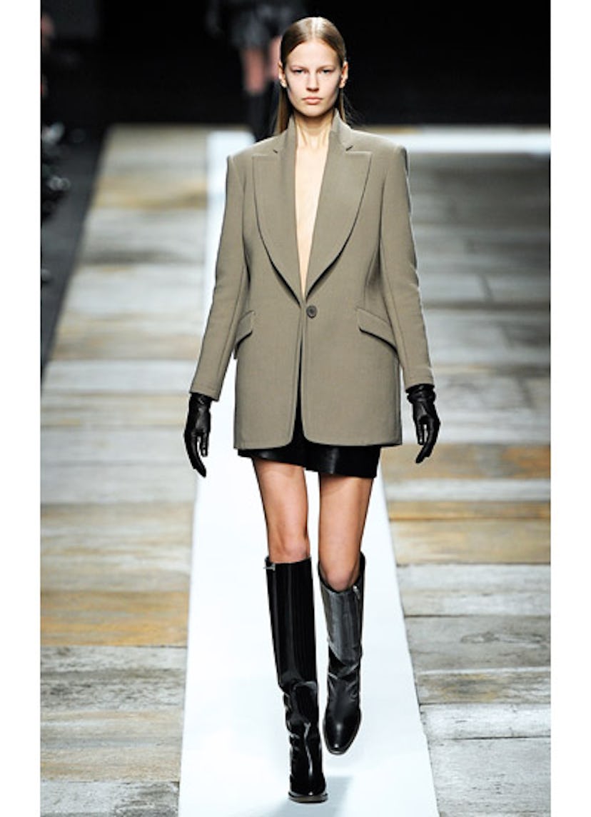 fass-theyskens-theory-fall-2013-runway-01-v.jpg