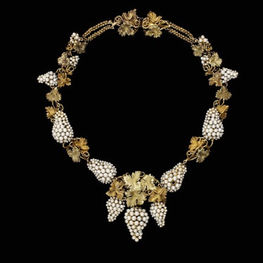 Londons Victoria and Albert Museum-5_Necklace_pearls_set_in_coloured_gold_probably_England_ca