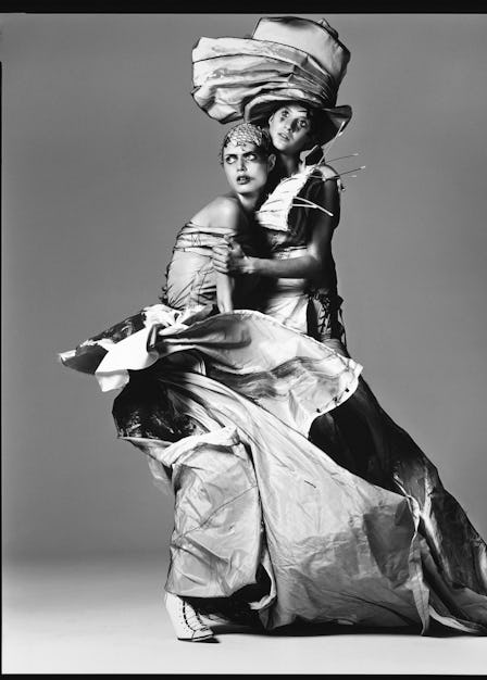 Malgosia Bela and Gisele Bundchen, 2000. Photo by Richard Avedon.