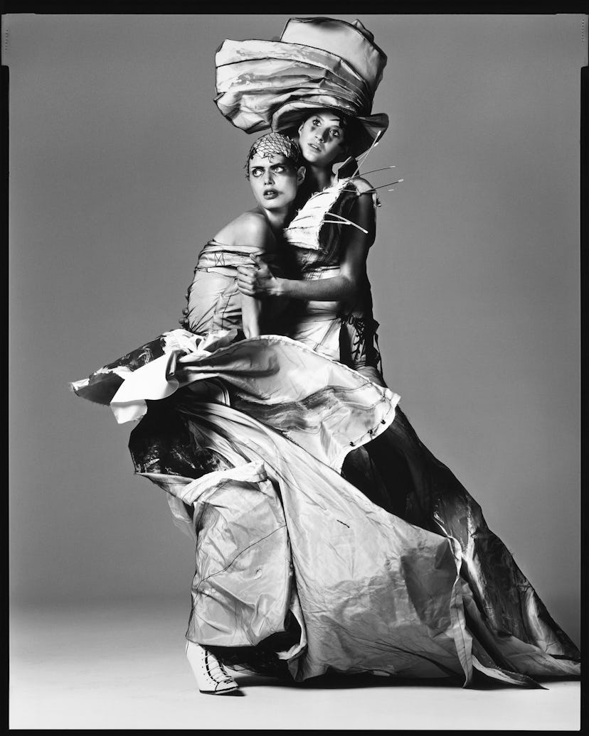 Malgosia Bela and Gisele Bundchen, 2000. Photo by Richard Avedon.