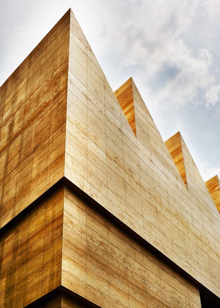 The jagged roof line of the new Museo Jumex references local factory architecture and also diffuses ...