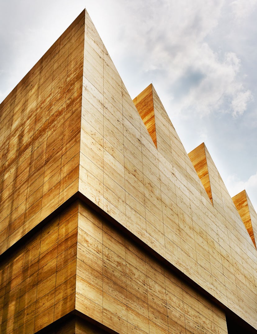 The jagged roof line of the new Museo Jumex references local factory architecture and also diffuses ...