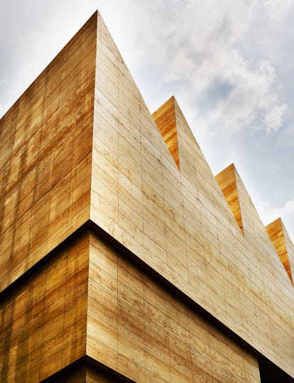 The jagged roof line of the new Museo Jumex references local factory architecture and also diffuses ...