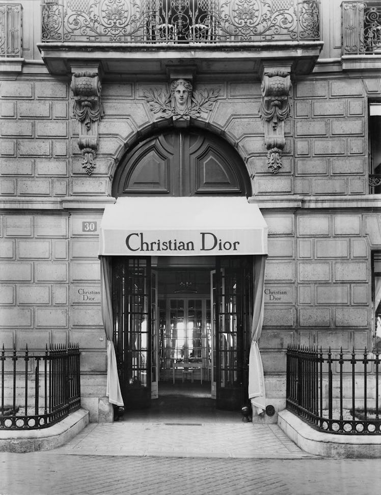 The façade of 30 avenue Montaigne, circa 1947