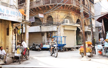 Street Life Old Amritsar Anndra Neen Annette and Phoebe Stephens India