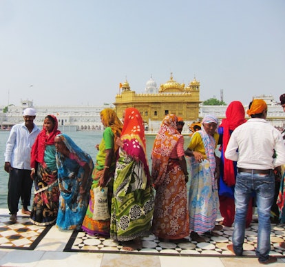 Women in front of Golden Temple Anndra Neen Annette and Phoebe Stephens India