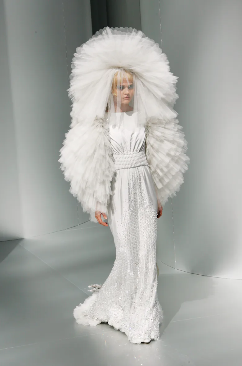 vintage fall/winter '92 chanel couture bride dress This bride wore a Chanel Haute Couture Fall 1992 archival piece by Karl Lagerfeld that was worn by Claudia Schiffer, with a bit modification on the neckline, the tweed, and the color