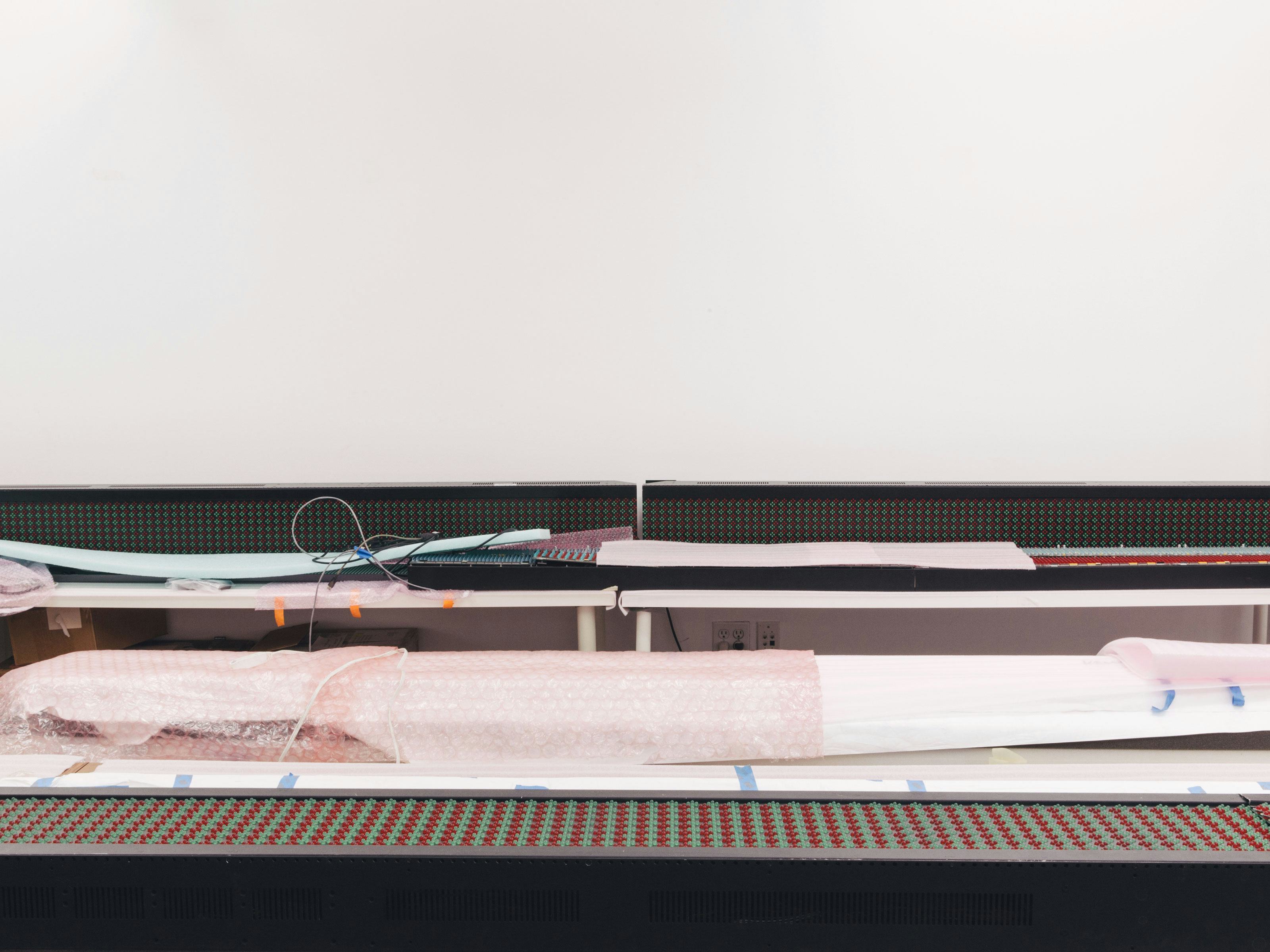 【美品】Jenny Holzer / Retro Direct hit: Jenny Holzer's & Softer Targets' opens at Hauser