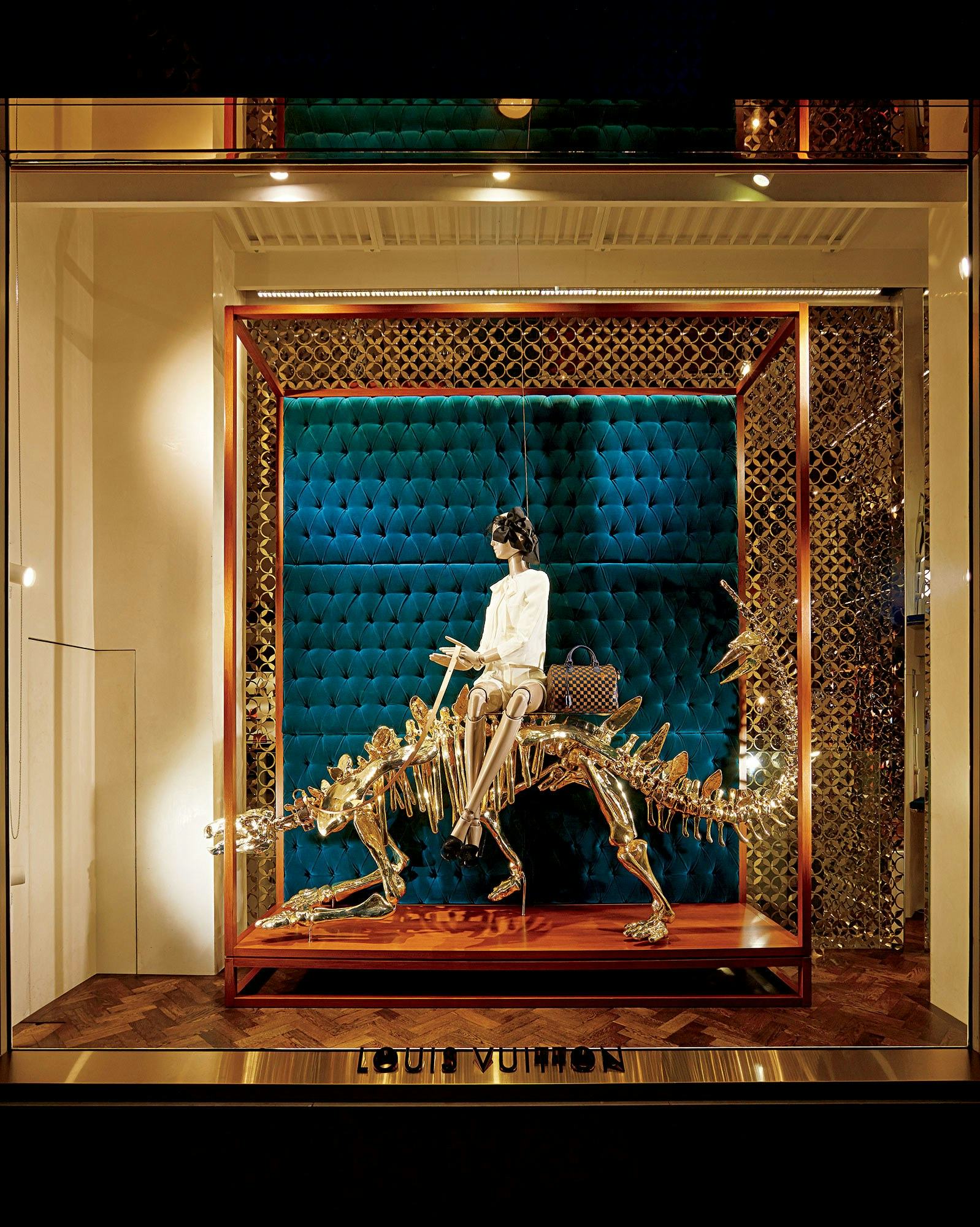 【美品】LOUIS VUITTON赤いジャケット スワロフスキー風装飾 美品】LOUIS VUITTON赤いジャケット スワロフスキー風装飾 Sold at