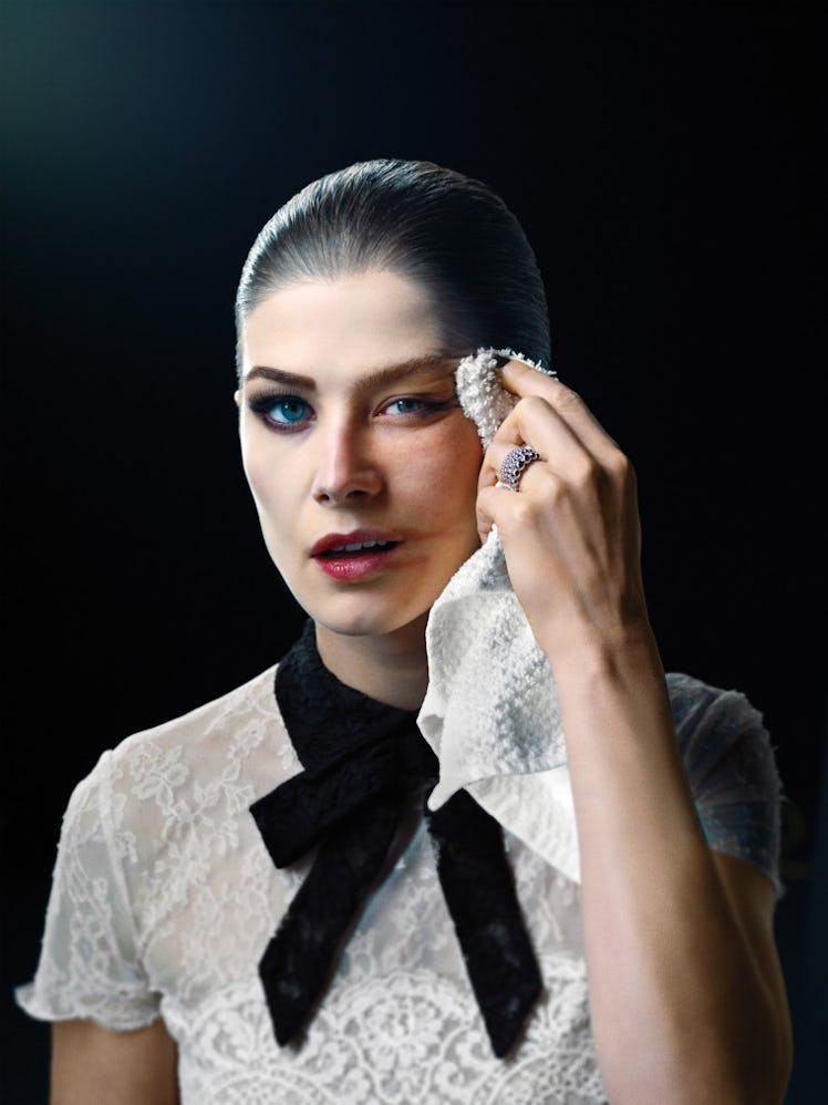 rosamund-pike-makeup-portrait-760x1013