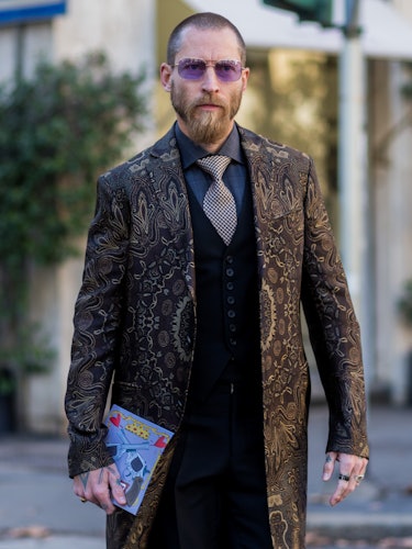 Justin O’Shea walking in a brown coat at the 2016 Milan Men’s Fashion Week