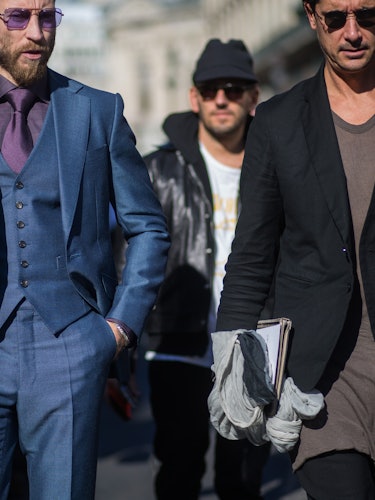 Justin O’Shea walking in a formal suit at the 2015 Paris Fashion Week