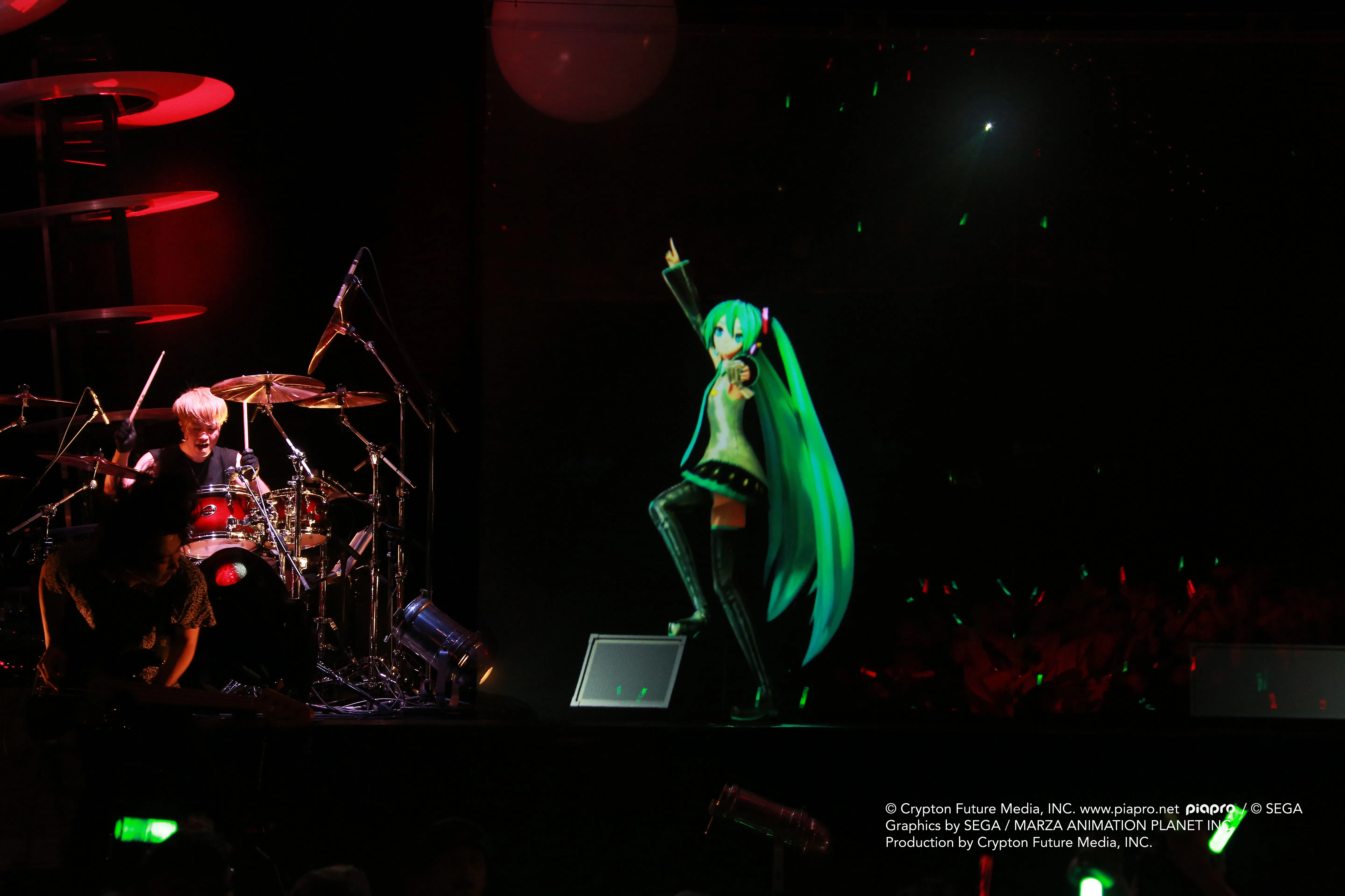What It’s Like to See a Hologram Perform “Live” In Concert