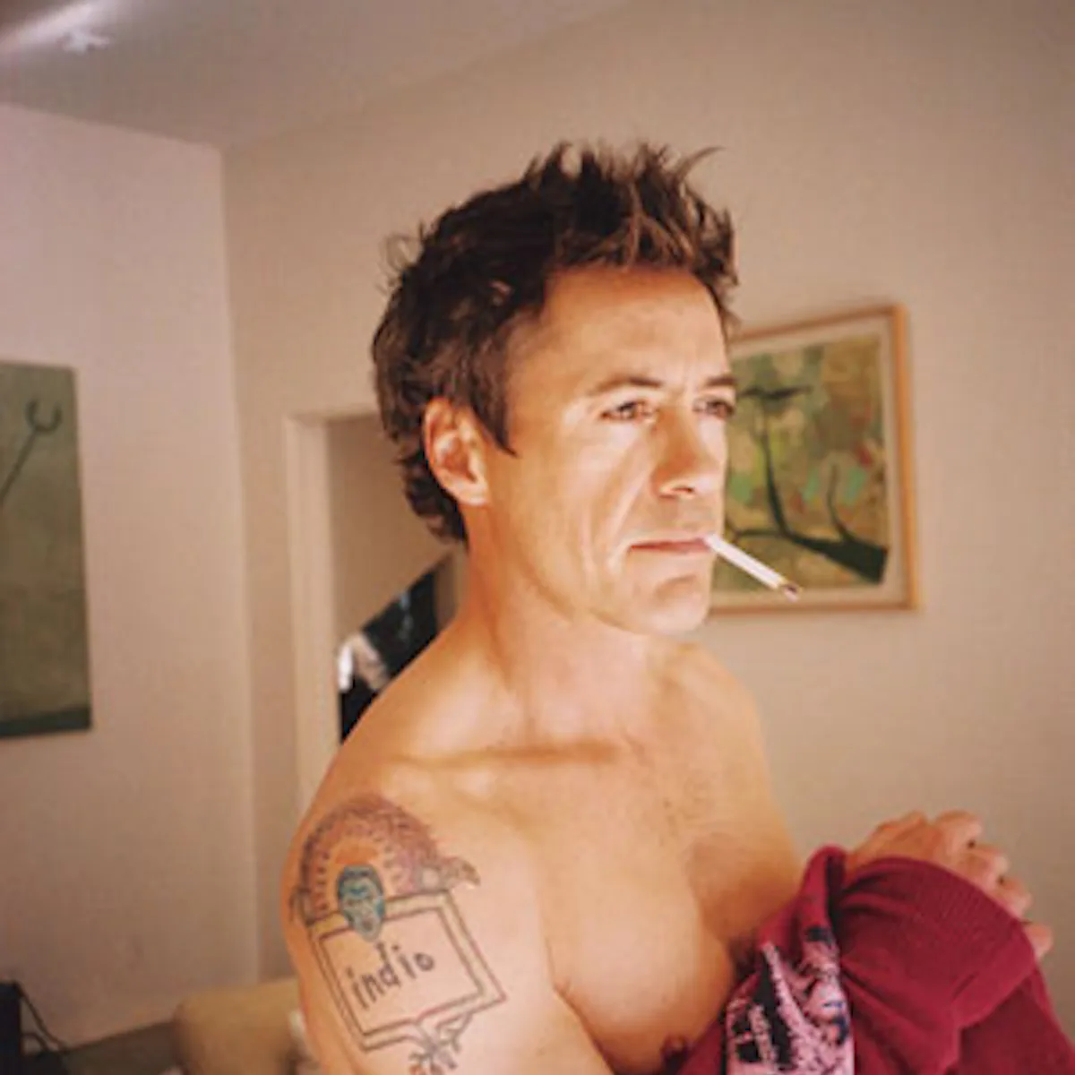 does robert downey jr smoke cigarettes Jr. told me about his effort to quit smoking. We can't have Iron Man in an iron lung. #Season3Rewatch 75+ Celebrities Who Smoke Cigars