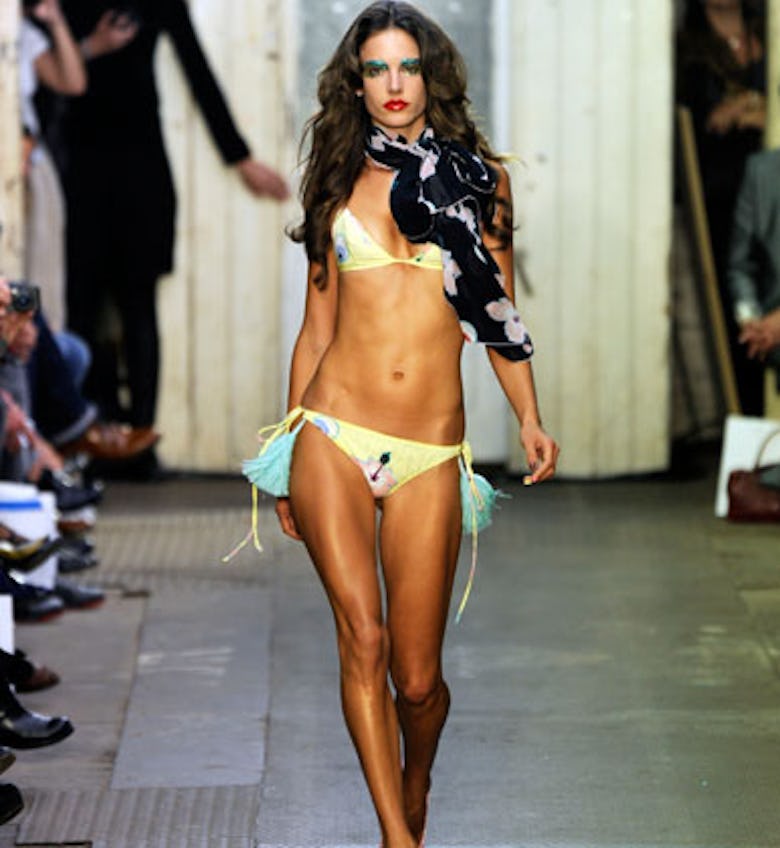 Shou-biznes yulduzlarining uy qurilishi pornosi Yoqimli busty amerikalik onalar blowjobs beradi