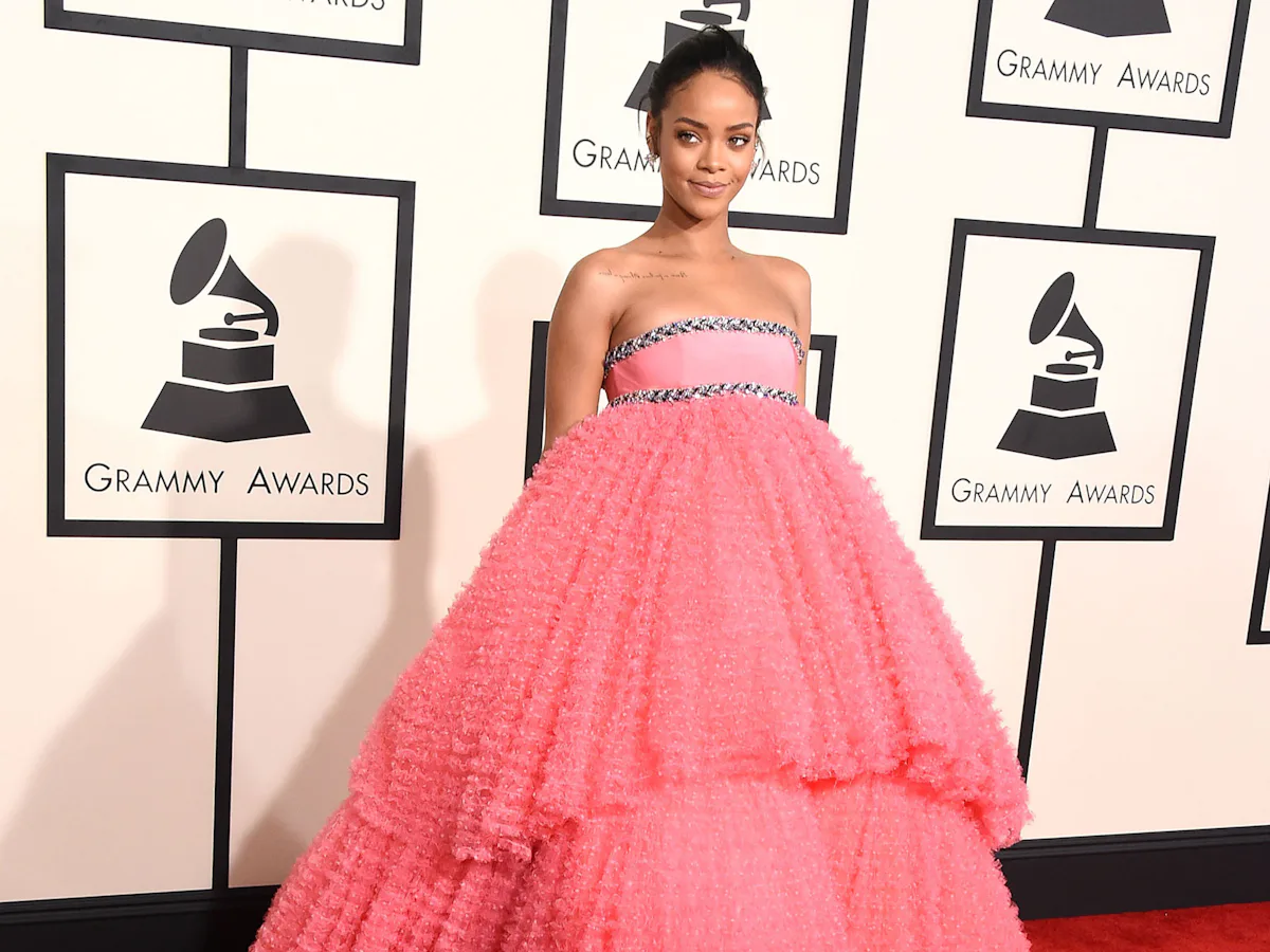 rihanna grammys pink dress Grammys 2015: Rihanna turns heads in huge pink dress she found on the INTERNET
