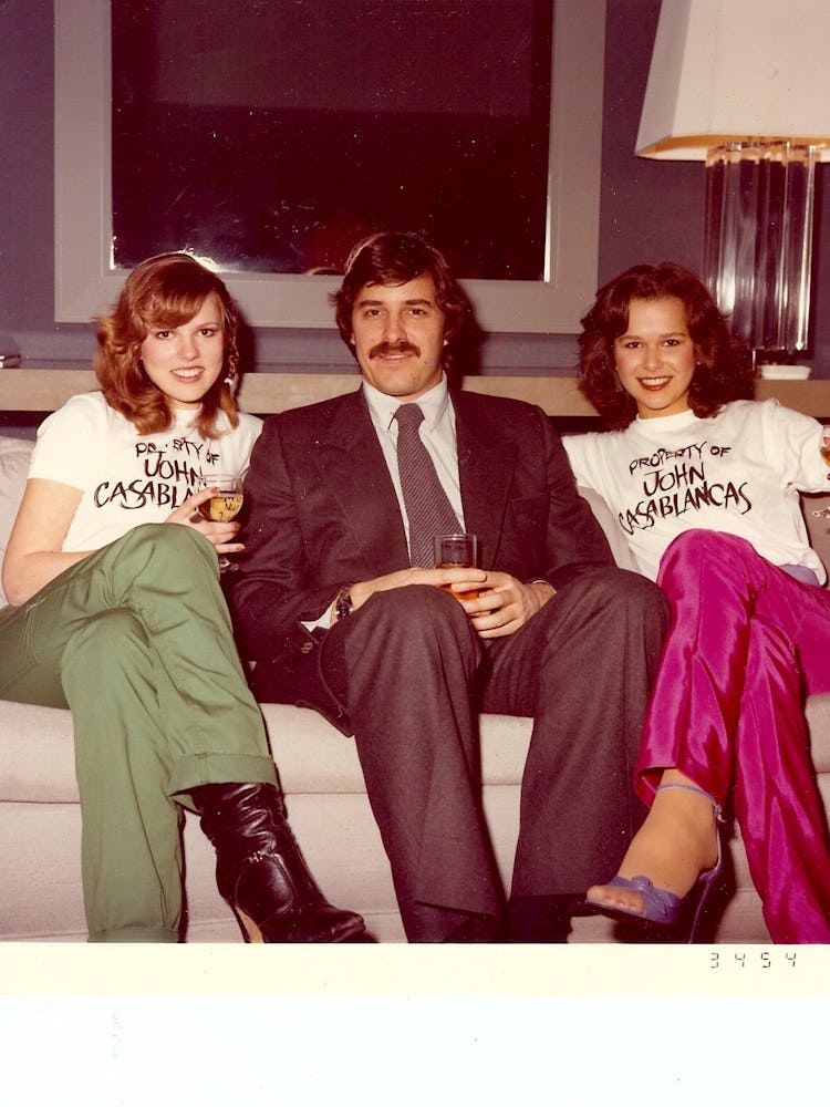 John Casablancas sitting with two supermodels