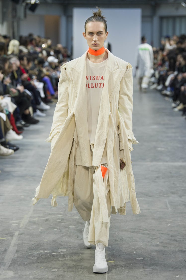 A model wearing a cream jacket and pants with an orange choker at the Sankuanz Fall 2017 runway