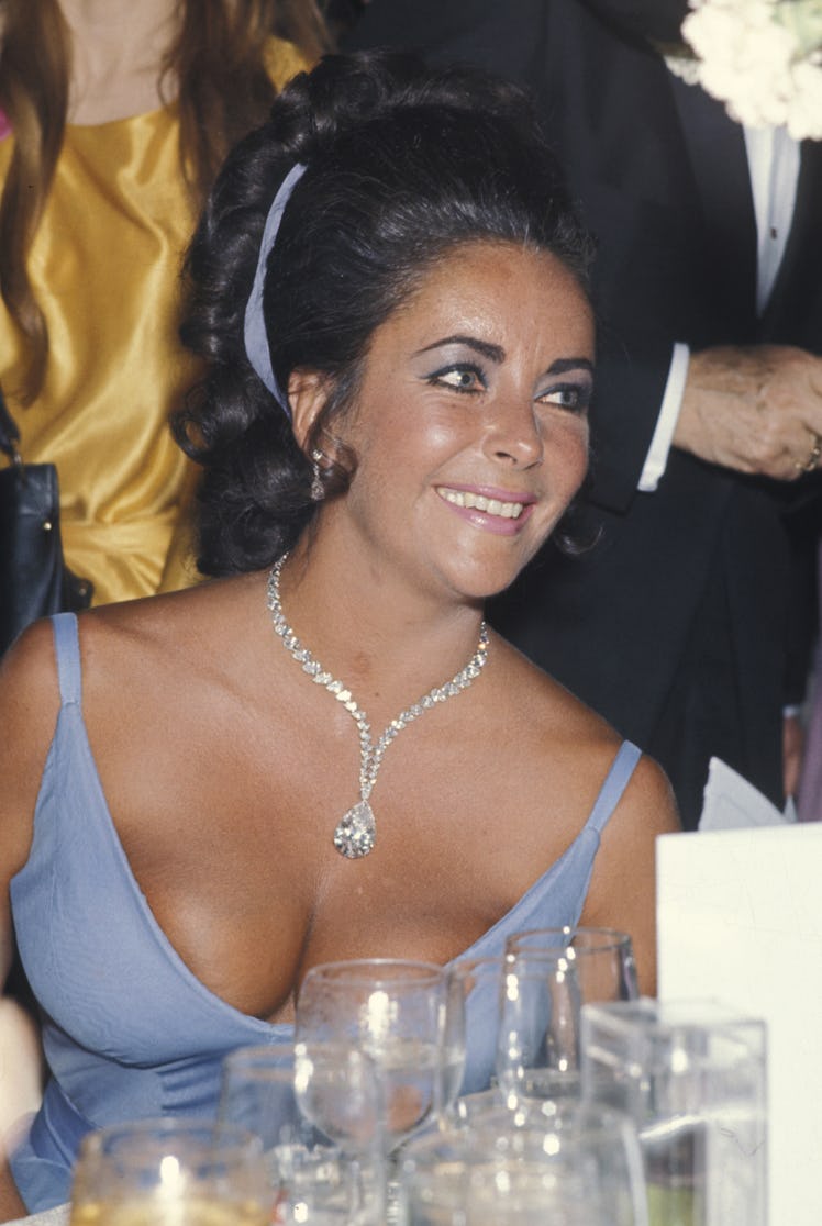 Elizabeth Taylor in a blue gown and matching headband at the Oscars 