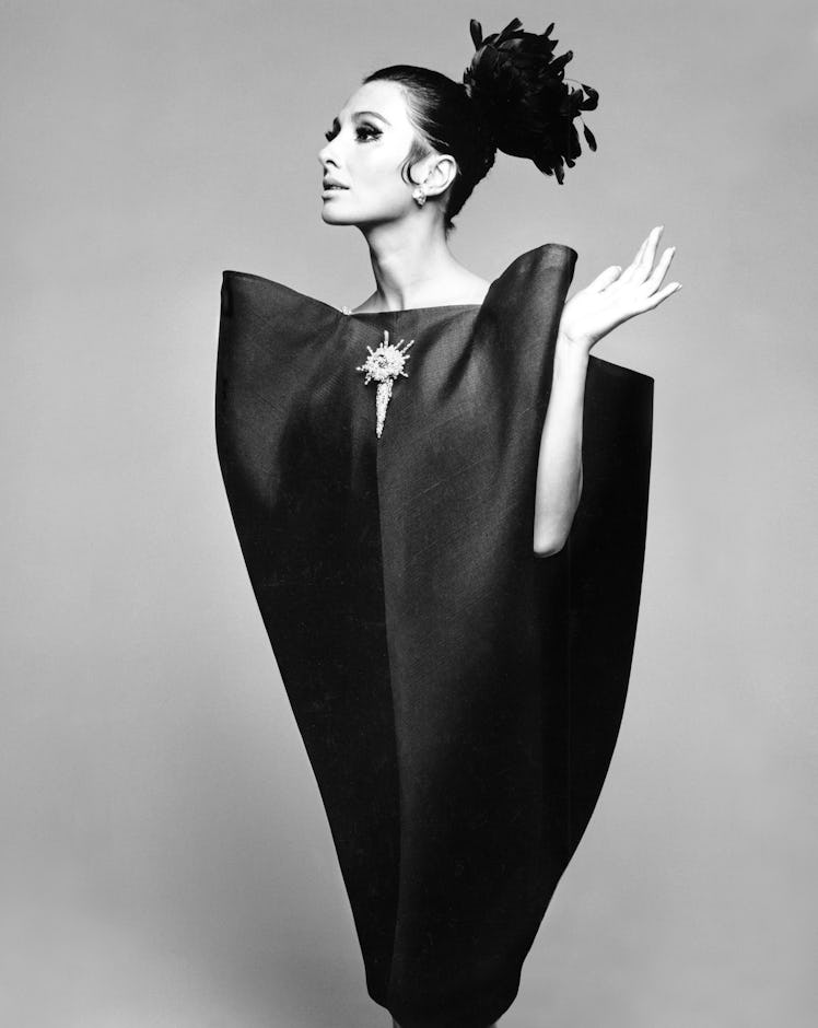 Alberta_Tiburzi_in_envelope_dress_by_Cristóbal_Balenciaga_Harpers_Bazaar_June_1967__Hiro_1967.jpg
