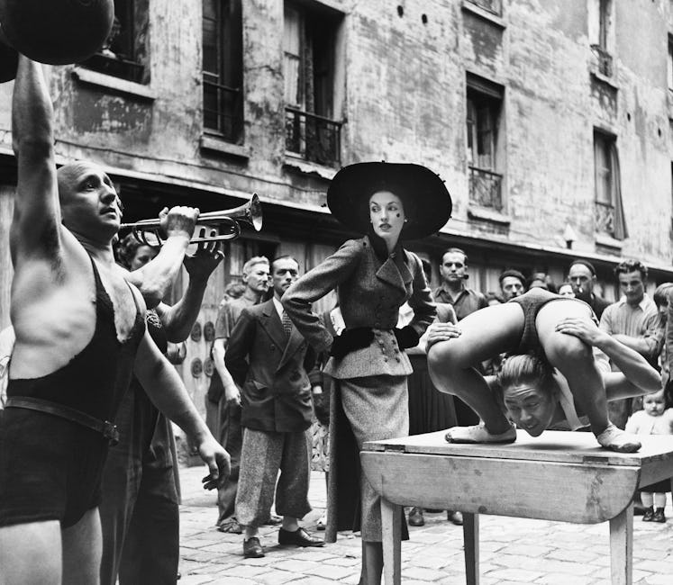 Elise_Daniels_with_street_performers_suit_by_Balenciaga_Le_Marais_Paris_1948._Photograph_by_Richard_...