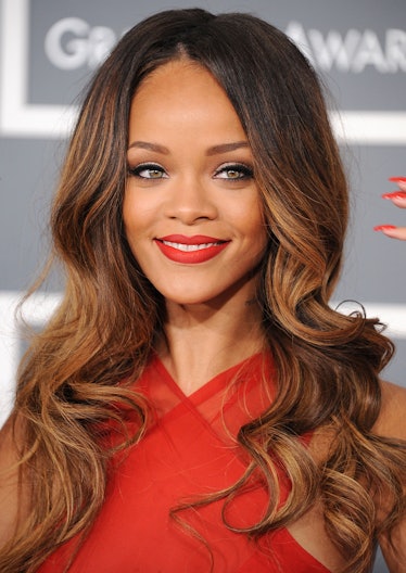 Rihanna wearing red lipstick at the 2013 Grammys