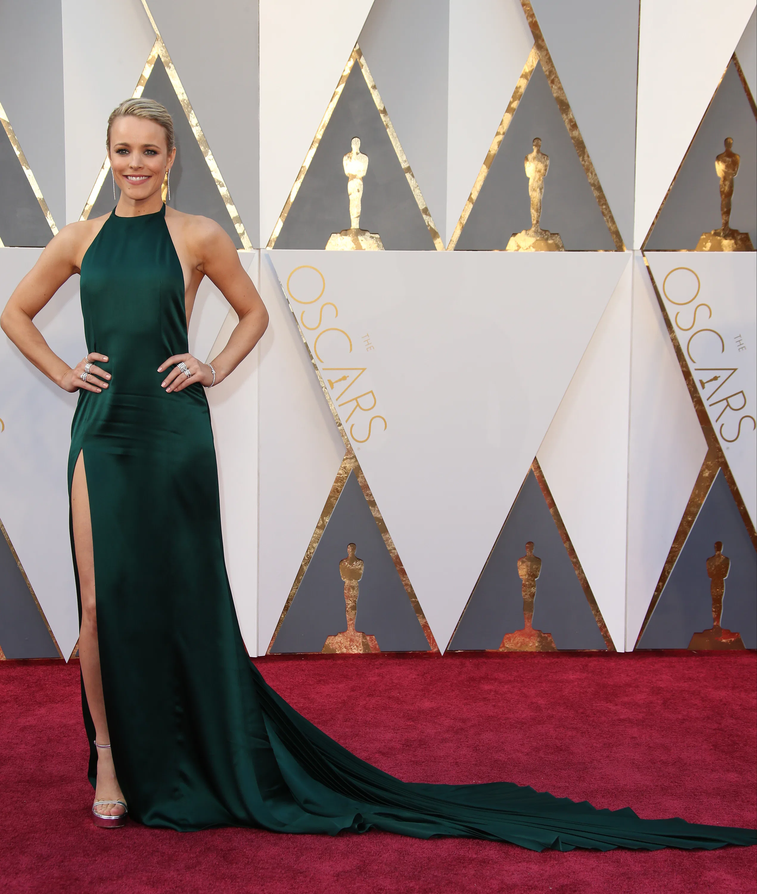 saoirse ronan green dress Lady Bird Saoirse Ronan 2016 Oscars Dress Saoirse Ronan's Plunging Green  Dress At Oscars 2016: Photos