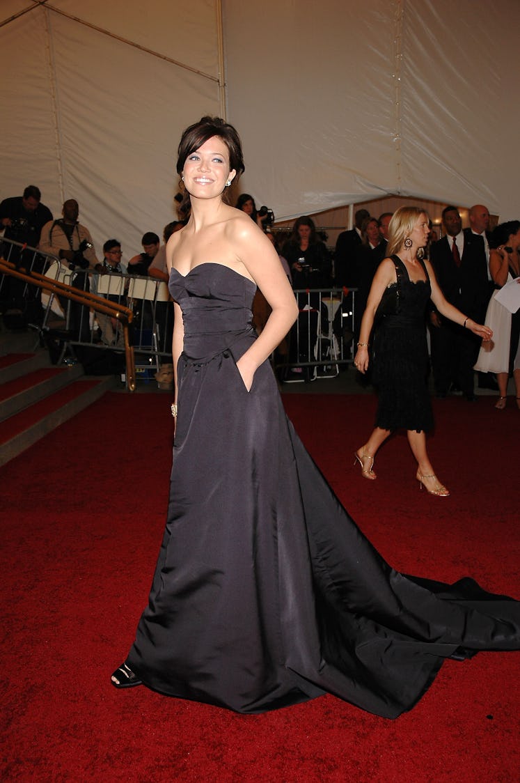 Mandy Moore in a black sweetheart black gown at the Met Gala in 2006.