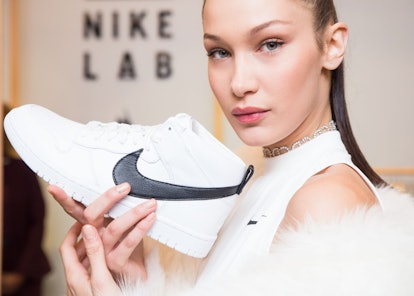 Objetor estrecho alcohol Bella Hadid's Guide to Her Favorite Nike Sneakers