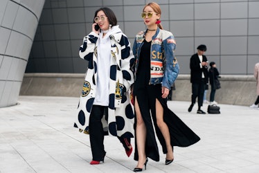 A pair of trendsetters flaunting their fashion sense at Seoul Fashion Week.