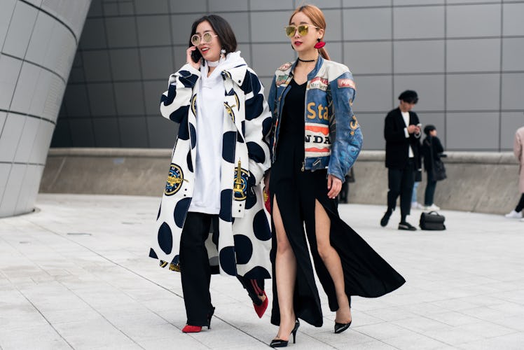 A pair of trendsetters flaunting their fashion sense at Seoul Fashion Week.