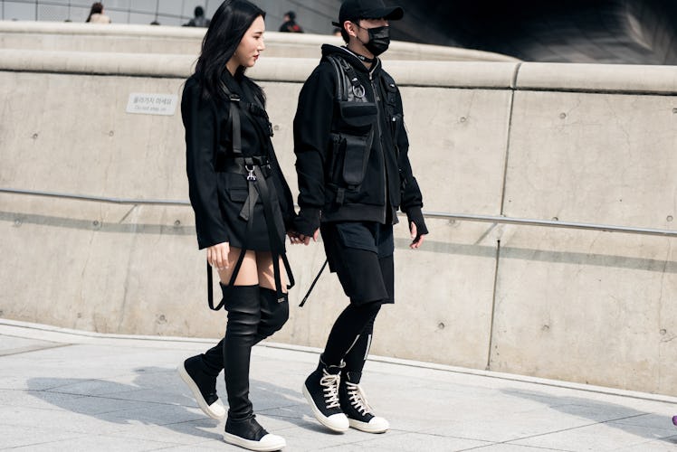 Fashion lovers wearing matching all-black outfits during Seoul Fashion Week.
