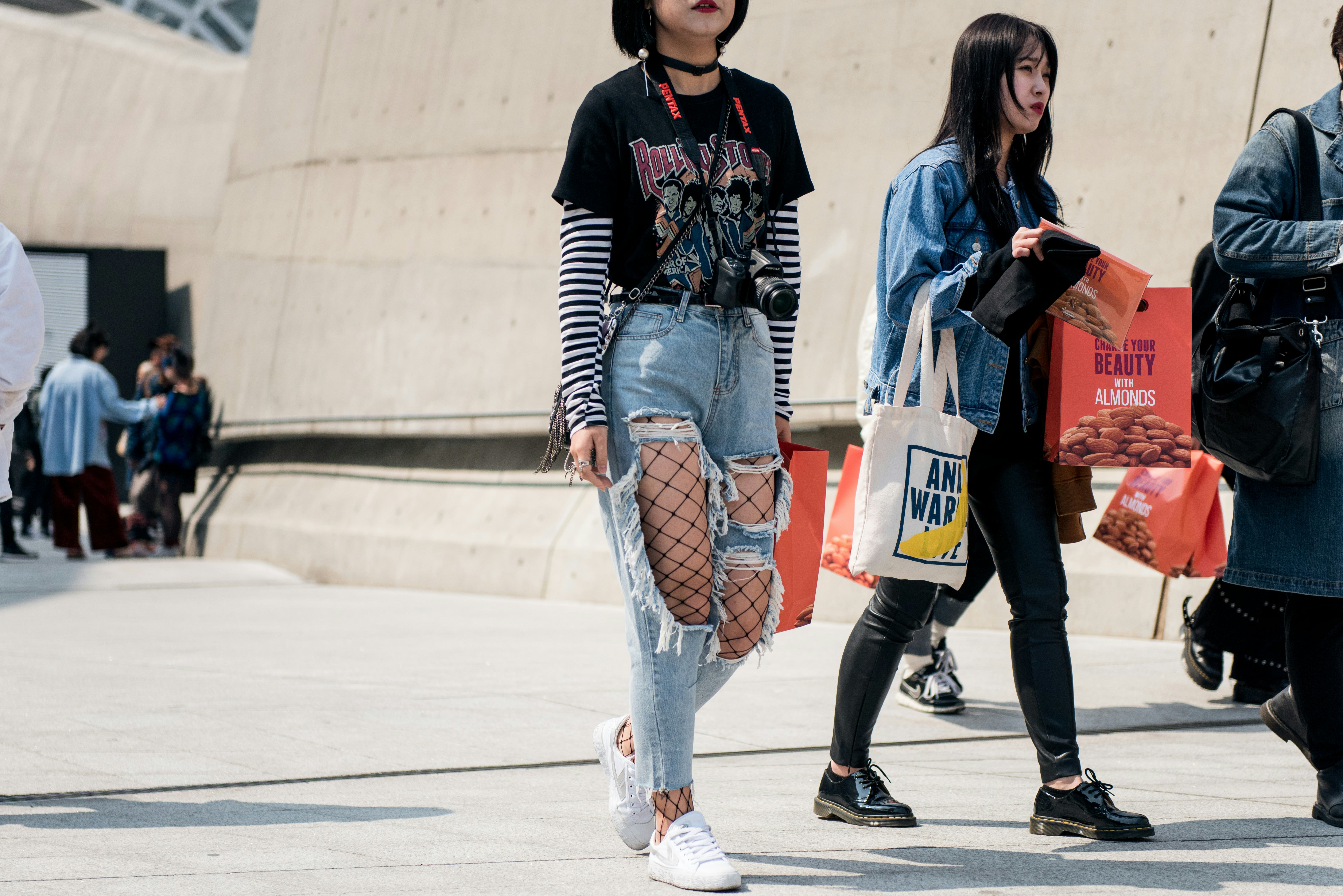 Ripped Jeans and Fishnets Are All You Need to Be a Street Style Star During  Seoul Fashion Week