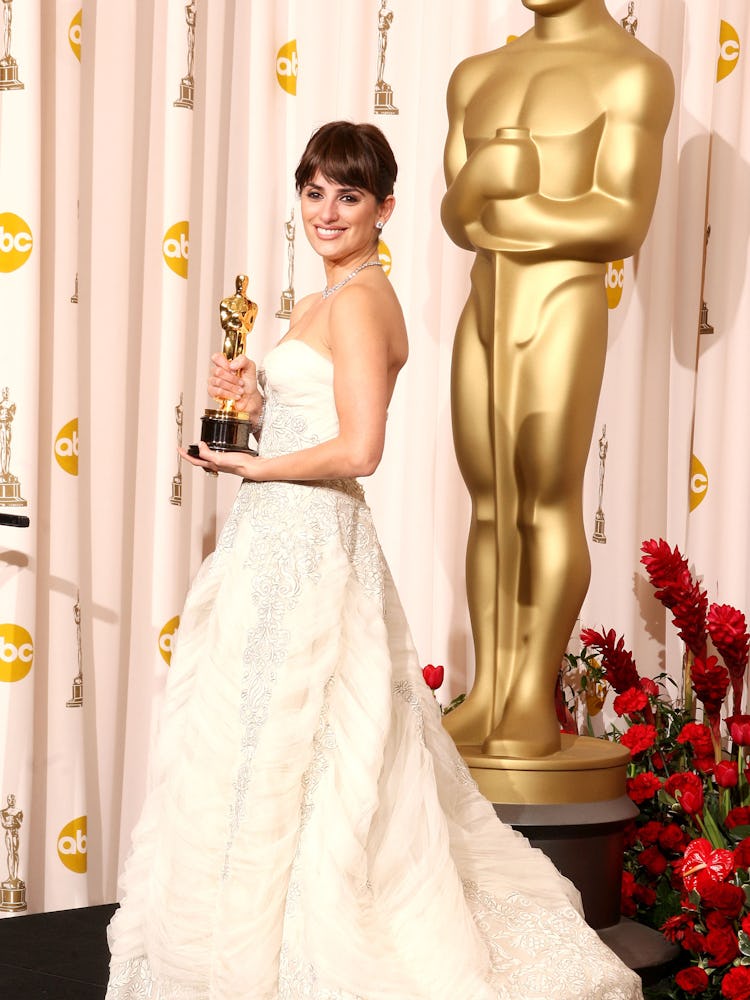 Penelope Cruz posing in a white vintage gown at the 2009 Academy Awards