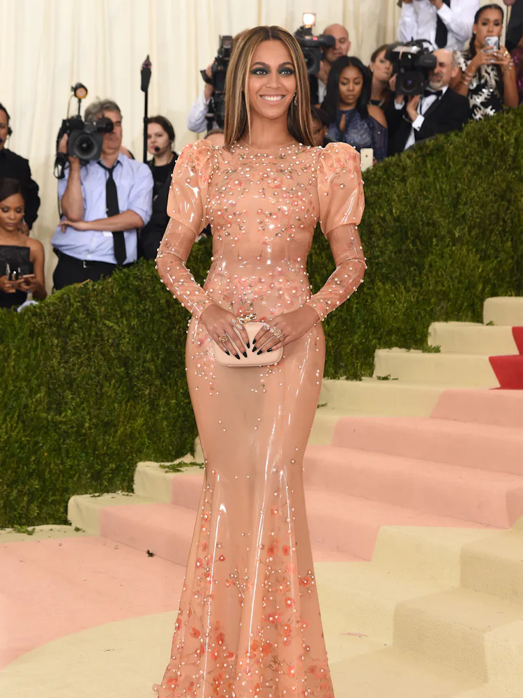 Beyoncé’s Rep Blasts Website That Claimed the Pregnant Star Got Lip ...