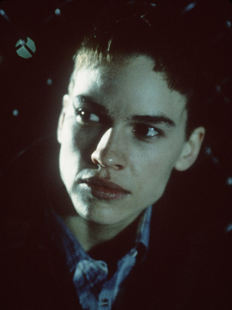 Hillary Swank with short hair in the movie 'Boys Don't Cry'