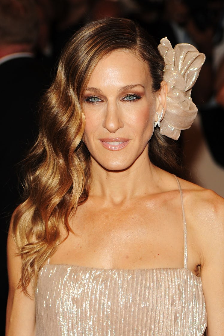 Sarah Jessica Parker wearing a flower in her hair at the Met Gala